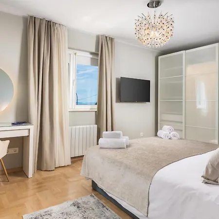 Rebecca Опатия