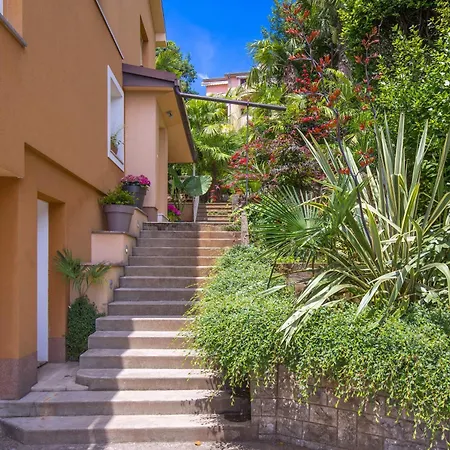 Rebecca Опатия