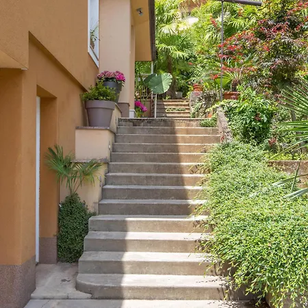 Rebecca Опатия